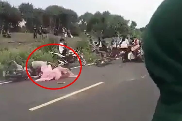 Ulah Pengendara Motor Ugal-ugalan, Ibu dan Bayi Ini Terseret di Aspal