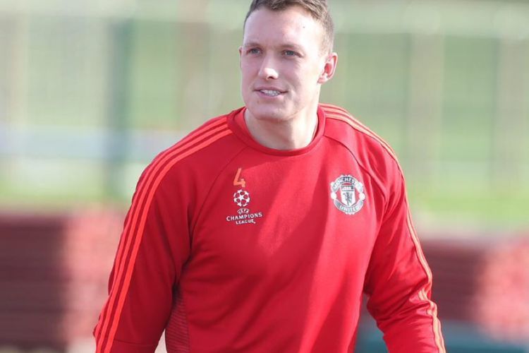 Lama Menepi Akibat Cedera, Solskjaer Buka Suara Soal Posisi Phil Jones di Man United