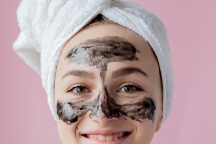 Wajah Berminyak di Area T-Zone? Coba Atasi dengan 3 Masker Alami Ini!