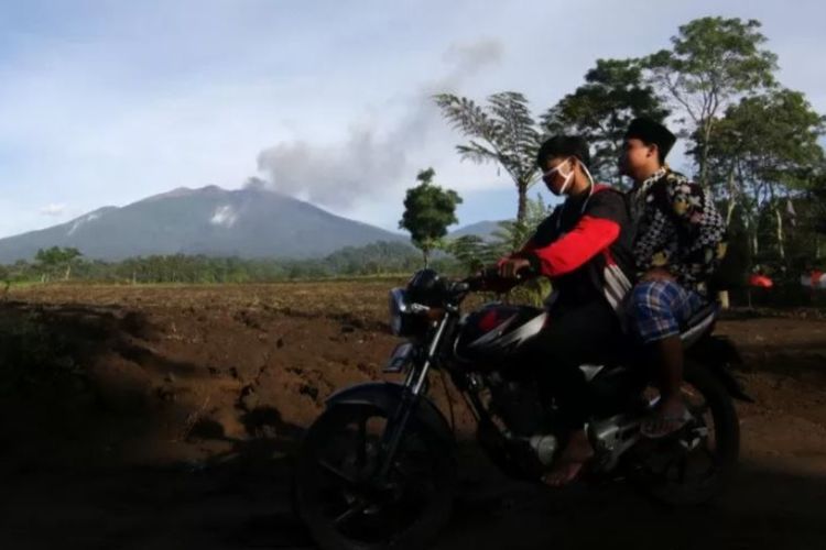 Abu Vulkanik Gunung Raung Mulai Reda, Petugas: Semoga Kondisinya Segera Pulih