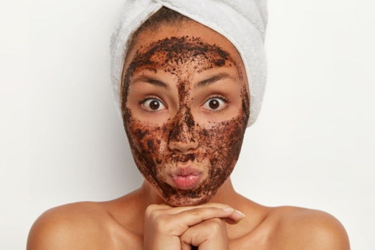 Rahasia Masker Kopi: Membuat Wajah Kencang dan Glowing di Usia 40-an! 