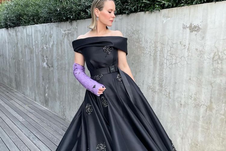 Tetap Fashionable Walau Cedera, Seleb Hollywood Ini Pakai Gips Mewah Prada di Tangannya