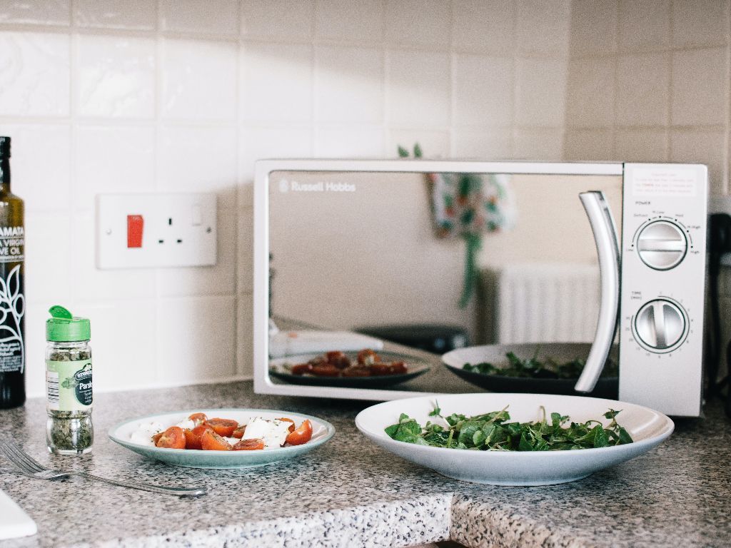 Hati-hati! Ini 5 Makanan yang Berbahaya Jika Dipanaskan Ulang di Microwave