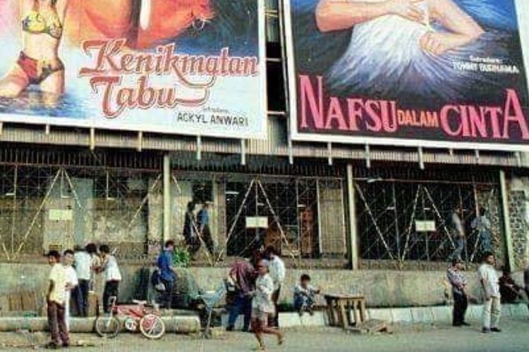Foto Jadul Banner Film Dewasa Terpampang Jelas, Netizen Malah Salfok Gambar Sensual
