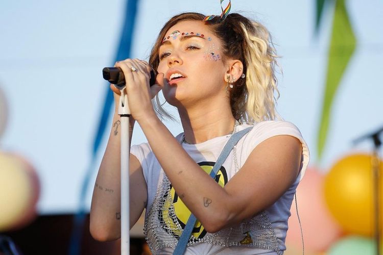 Miley Cyrus Ajak Masyarakat untuk Melakukan Vaksin COVID-19 Lewat Lagu Terbarunya