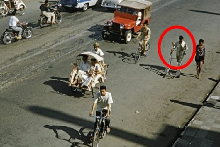 Viral Foto Jadul Jenis Transportasi di Jakarta 1970, Netizen Malah Salfok Pria Bawa Troli