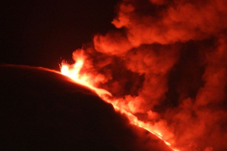 Gunung Etna di Italia Meletus untuk Ke-13 Kalinya dalam Sebulan