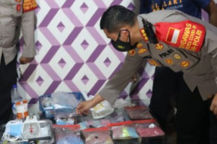 Ada Pabrik Narkoba Rumahan di Tangerang, Polisi Amankan 2 Tersangka dan 1.850 Pil Ekstasi