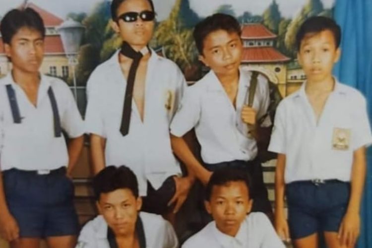 Foto Jadul Gaya Siswa SMP di Studio Foto Tahun 1988, Netizen Salfok ke Yang Paling Kiri