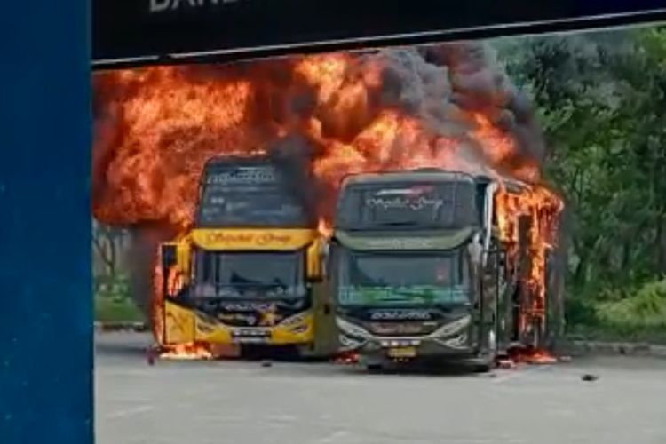 Video Detik-detik Dua Unit Bus Terbakar di Terminal Banda Aceh