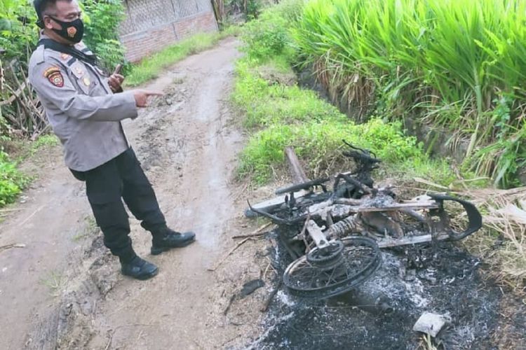 Terciduk Mencuri Motor, Dua Pemuda Ini Nyaris Tewas Diamuk Warga, Motor Hangus Dibakar