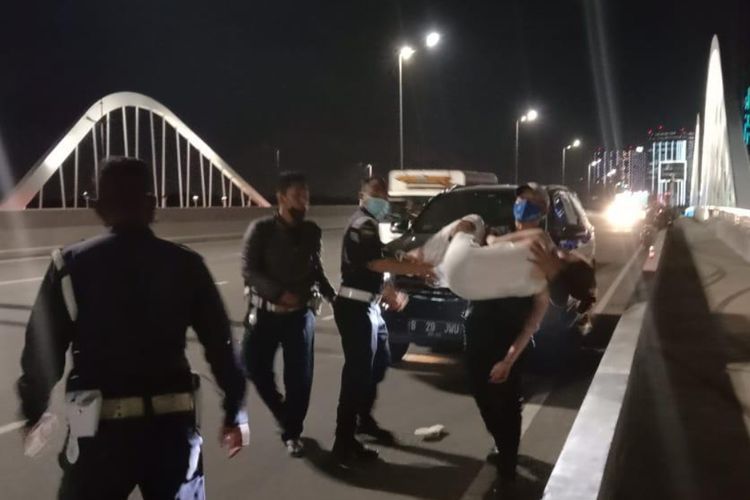 Petugas Sekuriti Paksa Gendong Wanita Berdaster Putih Mau Lompat dari Jembatan PIK 2