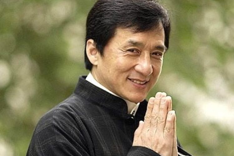 Geger! Video Jackie Chan Terlihat Sangat Tua dan Susah Berjalan