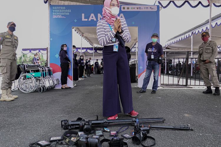 FOTO: Aksi Protes Pelarangan Liputan Vaksinasi Massal di Banyumas