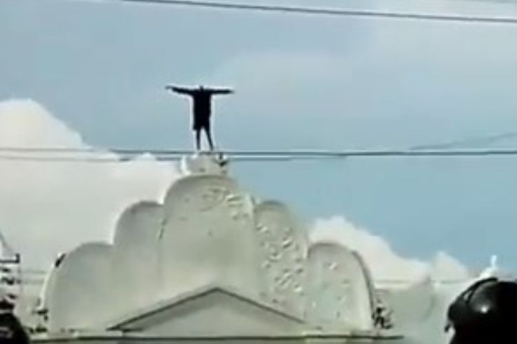 Astaga! Pria di Jogja Nekat Panjat Plengkung Gading, Tetap Santai Meski Jadi Tontonan