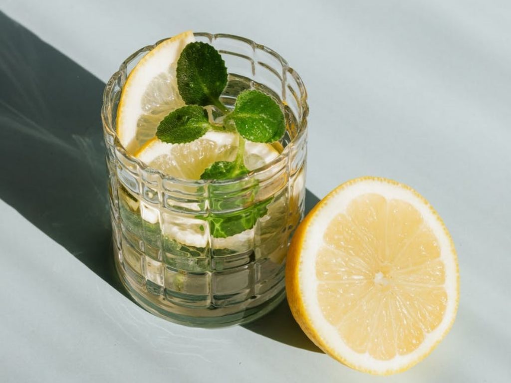 Minum Infused Water Terlalu Sering, Apa Efek Sih Sampingnya?