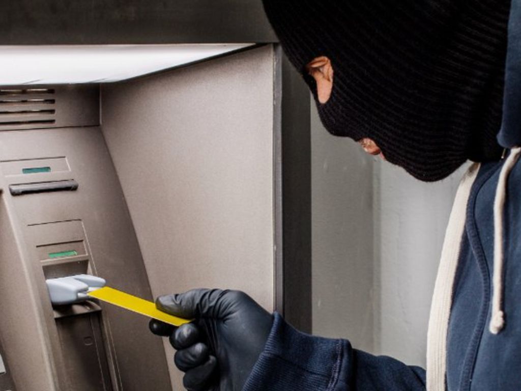 Viral Pria Terduga Ganjel ATM Dikurung Massa di Wisma Asri Bekasi, Langsung Diseret Polisi