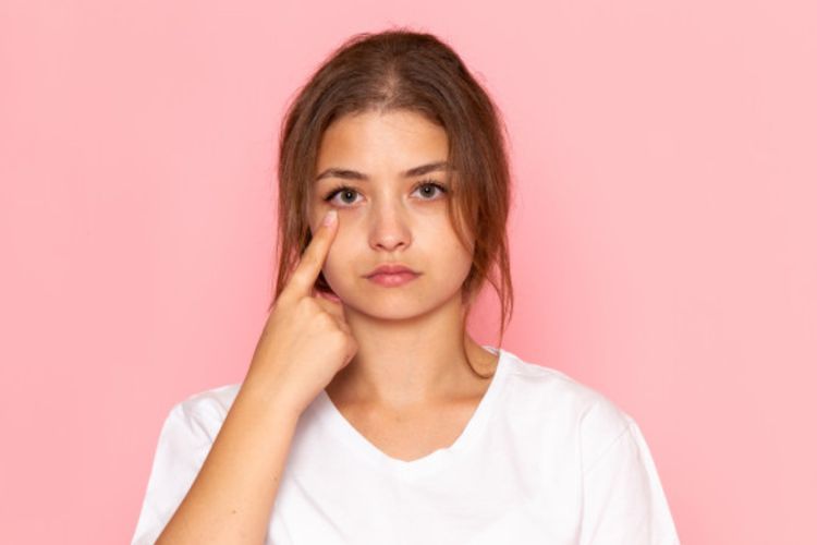 Kurang Tidur Bikin Mata Bengkak? Segarkan Kembali dengan Bahan Alami Ini