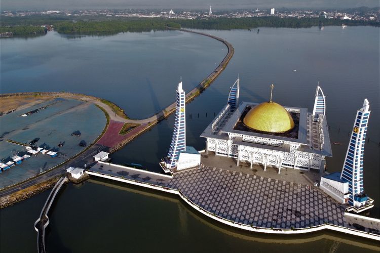 FOTO: Wisata Religi Masjid Al Alam di Teluk Kendari