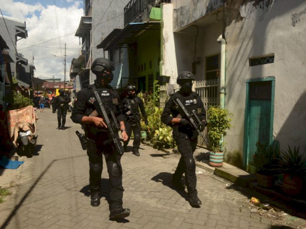 Intip Aksi Tim Gegana Lakukan Sterilisasi di Gereja Jakbar Jelang Malam Misa