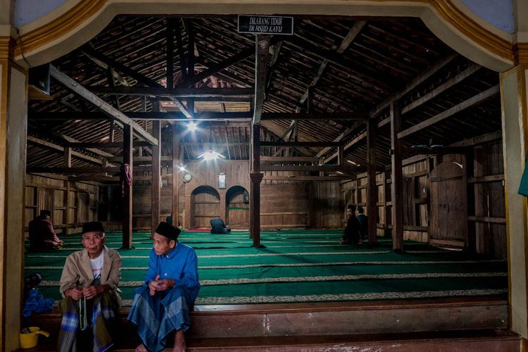 FOTO: Melihat Masjid Kayu Berusia 400 Tahun di Pandeglang