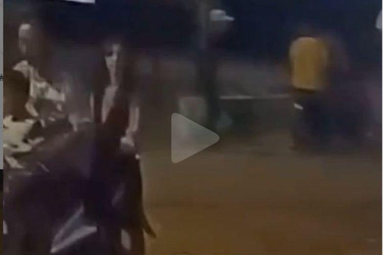 Mahluk Menyeramkan Bonceng Motor Seorang Pria, Netizen: Setan Irit Ongkos