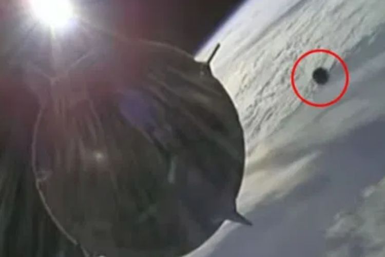 Astronot SpaceX Nyaris Dua Kali Tertabrak Puing-puing Luar Angkasa
