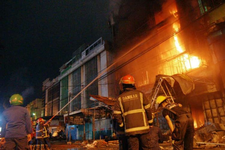 Foto Berita: Pemadam Kebakaran Kota Medan Berjibaku Padamkan Api dari Toko Mebel