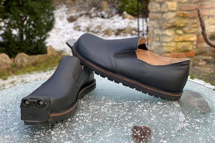 Perusahaan Austria Tec-Innovation Bikin Sepatu dengan Kontrol AI untuk Membantu Tunanetra