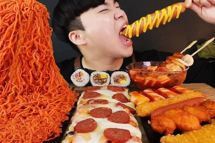 Tiongkok Keluarkan Larangan Pembuatan Video Mukbang karena Dianggap Pemborosan Makanan
