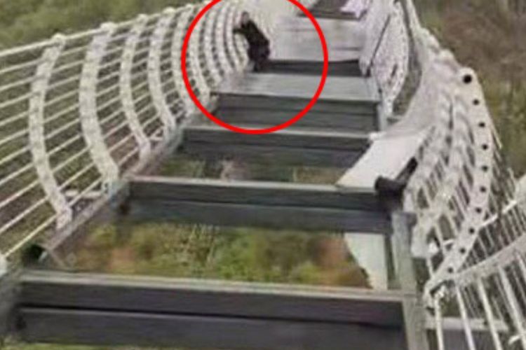 Pria Ini Dibiarkan Menggantung 100m di Udara Usai Jembatan Kaca Pecah Akibat Angin Kencang