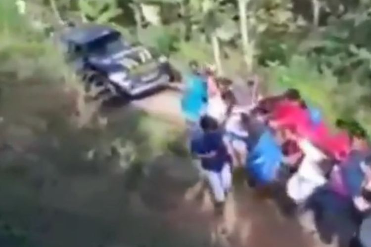 Mobil Patroli Polisi Masuk Jurang, Warga Bergotong Royong Mengevakuasi dengan Tali Tambang