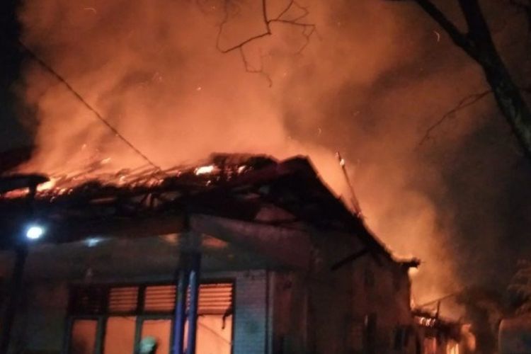 8 Unit Mobil Damkar Dikerahkan untuk Padamkan Rumah Terbakar di Manggarai