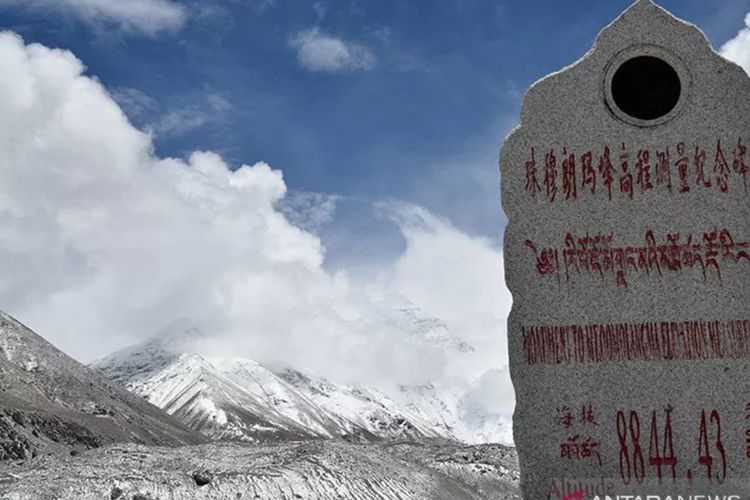 Khawatir Kasus Covid-19, Tiongkok Batalkan Pendakian Gunung Everest Musim Semi 2021