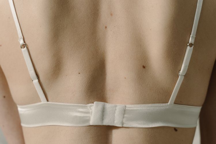 Mana Yang Lebih Sehat, Tidur Pakai Bra atau Melepas Bra?