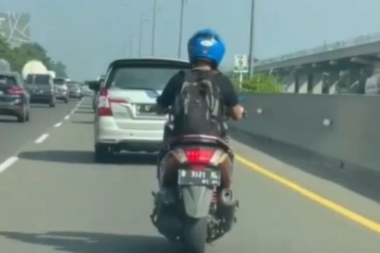 Viral Pemotor Masuk Tol Jagorawi, Pasang Wajah Bingung saat Diteriaki Pengemudi Mobil