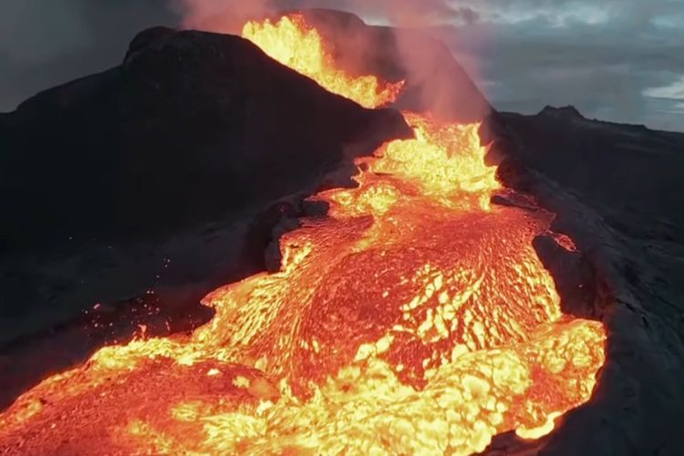 Video Drone Tampilkan Momen Gunung Berapi Islandia Meletus, Lalu Jatuh ke Lahar Panas