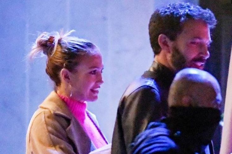 Jennifer Lopez dan Ben Affleck Tampak Bergandengan Mesra Saat Berjalan-jalan