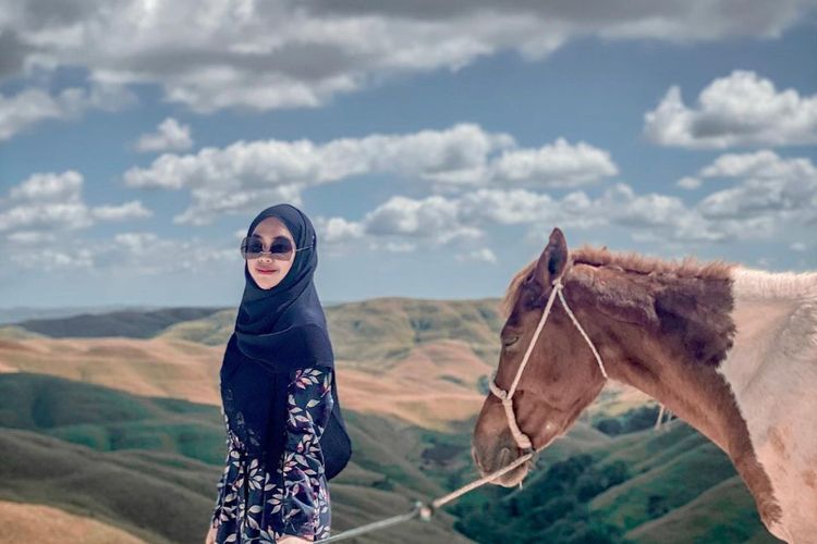 Bikin Konten soal Ayahnya yang Meninggal, Netizen Sayangkan Sikap Ria Ricis 