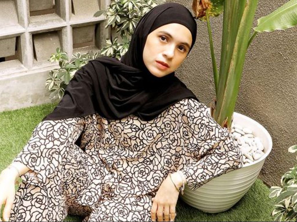 Nycta Gina Review Makanan Ala Food Vlogger Profesional, Netizen Salfok Lihat Tangannya