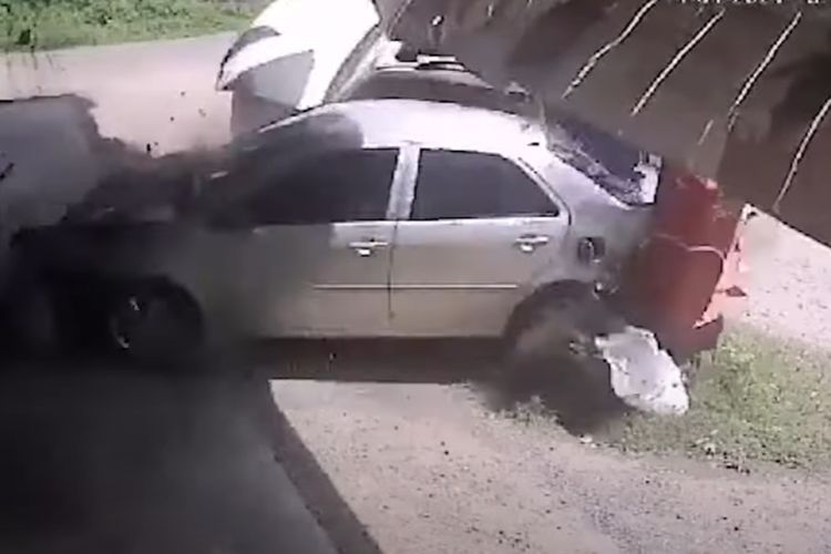 Momen Mengerikan Lexus LX 470 Menabrak Mobil Sedan yang Terpakir