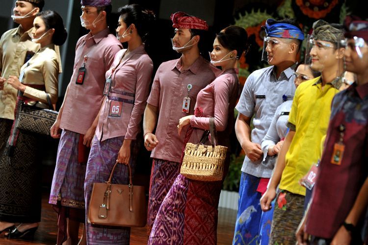 FOTO: Kreasi Busana Tekstil Tradisional Bali