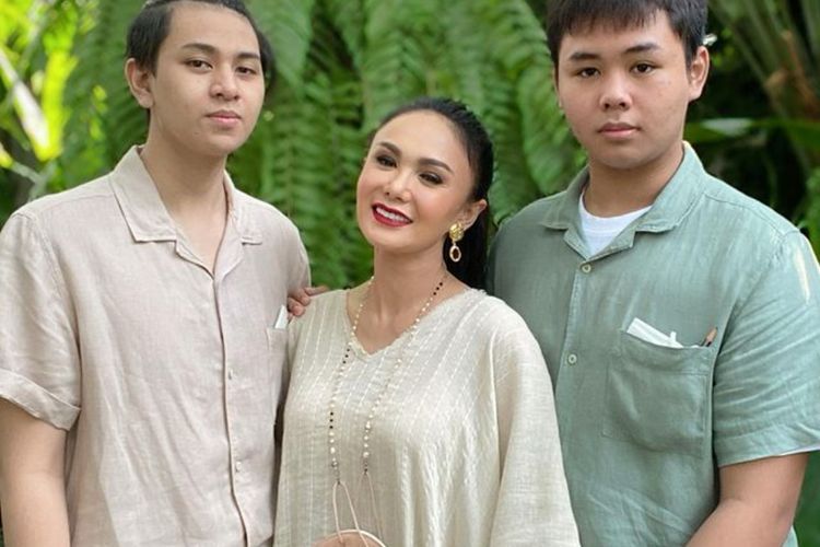 Yuni Shara Tuai Pro Kontra Gegara Tak Larang dan Malah Temani Anak Nonton Film Dewasa