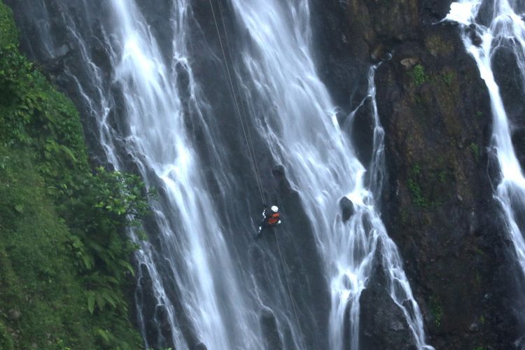 FOTO: Olahraga Ekstrem Rapelling di Air Terjun Tumpak Sewu