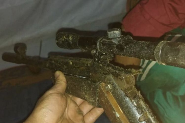 Dua Warga Desa Teluk Aur Kalbar Serahkan Senpi Rakitan Laras Panjang Kepada TNI
