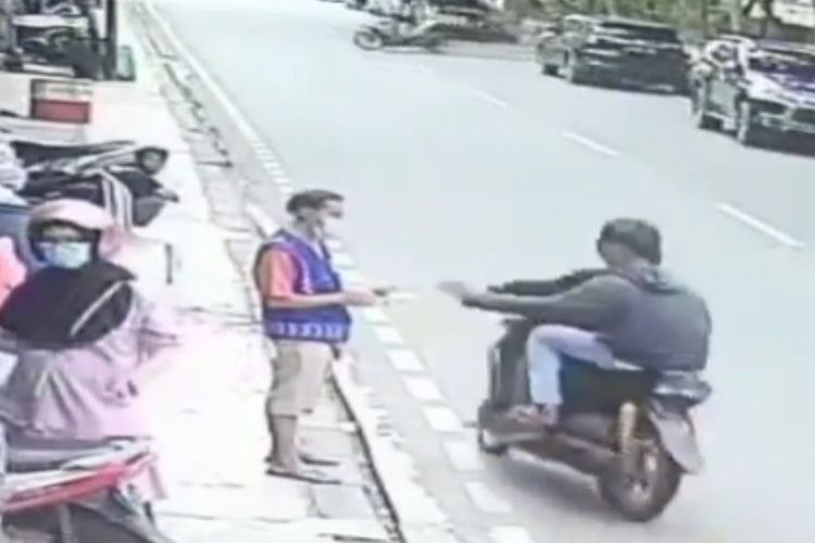 Lagi Asyik Main Ponsel di Pinggir Jalan, Tukang Parkir ini Malah Jadi Korban Penjambretan