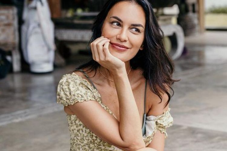 Sophia Latjuba Pamer Body Goals dan Punggung Mulus, Malah Dikatain Alien