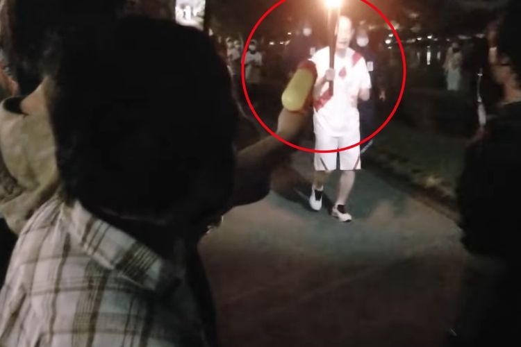 Wanita Ini Coba Padamkan Api Obor untuk Memprotes Jepang Gelar Olimpiade di Tengah Pandemi