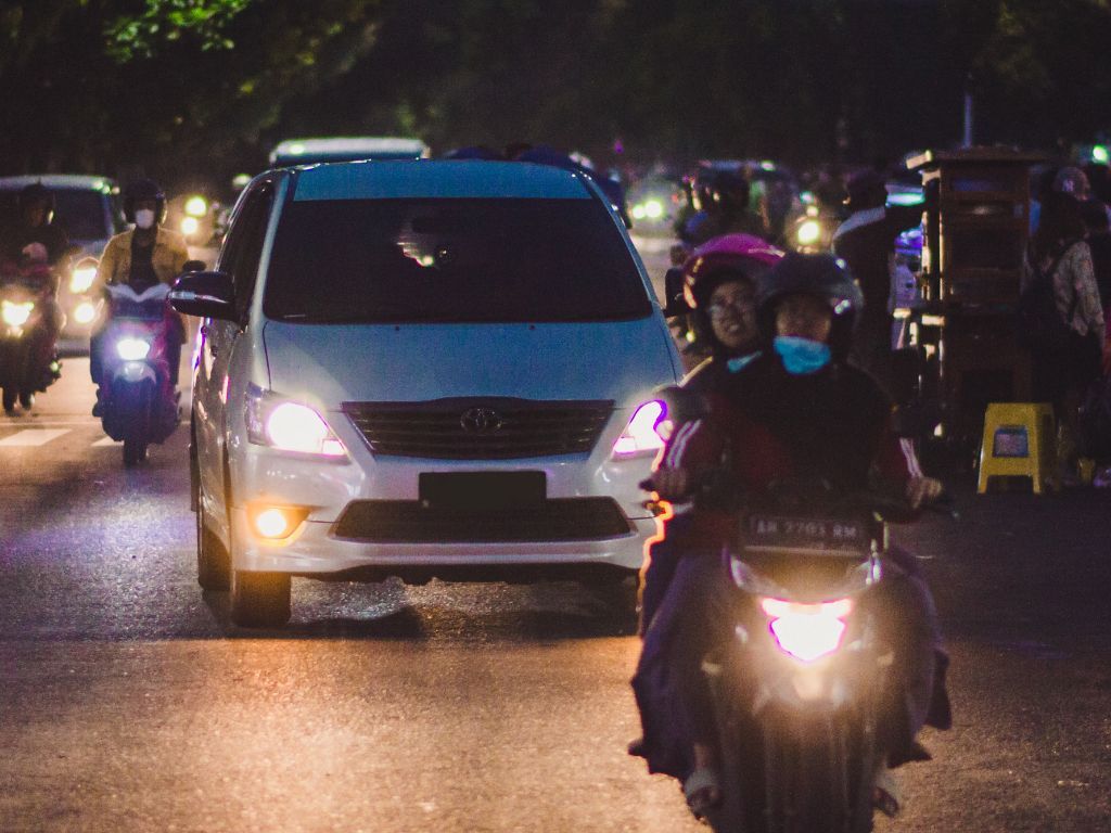 7 Tips Aman Mengendarai Motor di Malam Hari, Wajib Simak!
