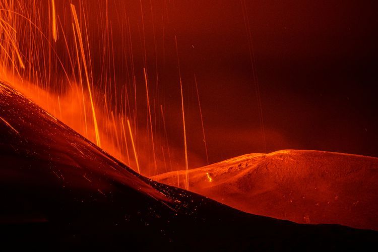 FOTO: Erupsi Gunung Etna di Italia